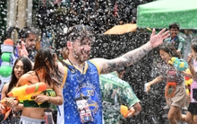 Songkran 2025: Du khách Việt và quốc tế mở màn cực sớm, nhìn “đồ nghề” mà choáng váng