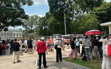 Cuối tuần, dân tình đứng đông nghịt bên ngoài Dinh Độc Lập, ai cũng tranh thủ làm ngay việc này