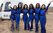 6 người phụ nữ vừa bay ra ngoài không gian phải "mua vé" bao nhiêu tiền? Con số có thể gây sốc cho nhiều người