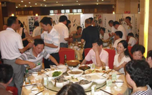 Bố chồng đi họp lớp mang về vòng vàng 100 triệu: Về đến nhà, đơ người vì 1 câu nói của con dâu