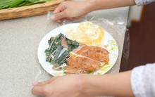 Đến giờ tôi mới nhận ra dùng màng bọc thực phẩm theo 4 kiểu này là “đầu độc” chính mình!