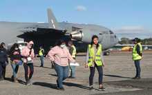 Ông Trump: Mỹ sẽ tặng tiền, vé máy bay cho người tự trục xuất