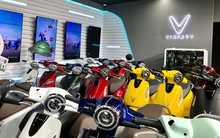 Tỷ phú Phạm Nhật Vượng bất ngờ tung ưu đãi khủng cho loạt xe máy điện: Chiếc rẻ nhất chỉ còn 14,9 triệu đồng