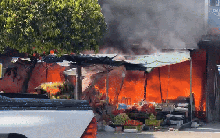 CLIP: Chợ An Lỗ đang cháy dữ dội, tiểu thương hối hả cứu hàng hoá