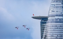 Lần đầu tiên trực thăng quân sự kéo cờ rẽ mây, bay vào trung tâm TP.HCM: Khởi động cho lễ diễu hành lịch sử!