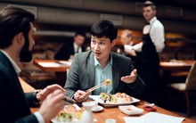 Nghe DeepSeek và Grok tiết lộ luật bất thành văn trong bữa tiệc chốn văn phòng: Người EQ cao nhất định không làm 4 điều này