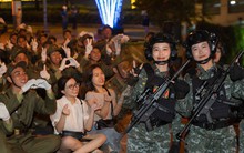 Ngay lúc này: Người dân ùa ra chụp ảnh cùng chiến sĩ diễu binh, TP.HCM vui như hội!
