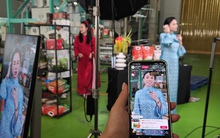 CEO Việt kiều livestream bán gạo tại nhà máy