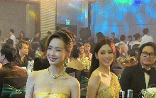 Tiểu Vy cũng phải nhường spotlight khi ngồi cạnh nữ giám đốc cao 1m9