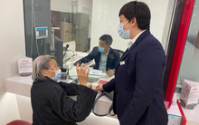 Thay mới thẻ ATM cũ, người phụ nữ phát hiện tài khoản có thêm 1,7 tỷ đồng, ngân hàng khẳng định: Sao kê không tìm thấy người đã chuyển khoản nhầm?