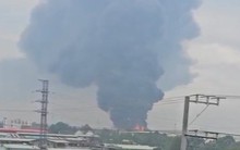 Clip: Cháy lớn tại Khu công nghiệp Tân Hương, khói bốc cao hàng chục mét