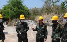 Bộ đội Việt Nam tìm cách giải cứu một nạn nhân bị mắc kẹt sau thảm họa động đất