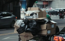 Người đàn ông thu gom phế liệu phát hiện 9 cọc tiền trị giá 285 triệu đồng bên trong chiếc máy tính cũ mua giá 140.000 đồng