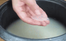 Cho 1 viên đá vào nồi cơm điện, điều xảy ra khiến tôi “mắt chữ A mồm chữ O”