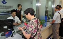 Cặp vợ chồng đến quầy giao dịch hỏi một câu, nhân viên ngân hàng lập tức báo cảnh sát