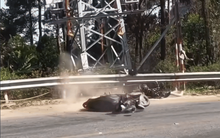 Clip 2 cô gái bay khỏi xe sau cú đổ đèo tông thẳng vào hộ lan ở Tam Đảo: Tiết lộ tình trạng sau tai nạn