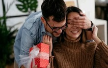 Doanh nhân tặng hơn 750 triệu đồng để theo đuổi bạn gái nhưng vẫn bị từ chối, liền khởi kiện đòi quà kèm lãi: Tòa phán "do anh tự nguyện"