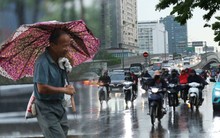 Mây giông "khổng lồ" ùn ùn kéo về bao trùm Hà Nội, mưa lớn gần giờ tan tầm khiến nhiều người trở tay không kịp
