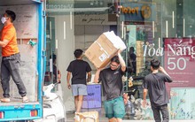 Các nhà hàng, cơ sở kinh doanh hối hả vận chuyển đồ khỏi Hàm cá mập