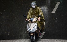 Bầu trời Hà Nội tối đen lúc 3h chiều, cảnh báo dông lốc, mưa đá