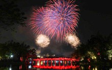 Hà Nội bắn pháo hoa mừng 50 năm Ngày Giải phóng miền Nam, thống nhất đất nước