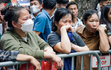 Người thân 24 bị cáo vụ 'quái xế' tông cô gái chờ đèn đỏ bật khóc nhìn con em bị dẫn giải