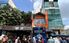 Mang đồ ăn, nước uống đi xếp hàng mua vàng giữa trời nắng gay gắt