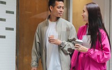 Ảnh hiếm tiền đạo xuất sắc nhất CLB Hà Nội thân mật với vợ là ái nữ cựu chủ tịch CLB Sài Gòn trên phố