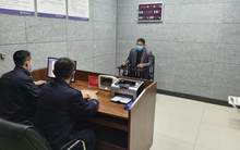 Phát hiện người đàn ông ra cây ATM rút liên tục hơn 437 triệu đồng trong 2 giờ, nhân viên ngân hàng lập tức báo cảnh sát: Thủ đoạn rửa tiền mới bị lật tẩy