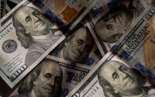 USD liên tục sụt giá khiến các ngân hàng trung ương như 'đi trên dây'