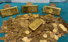 Sắp bán nhà thì phát hiện 5 thỏi vàng, 1.000 đồng tiền vàng trị giá 19 tỷ đồng bên trong