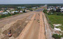 Thủ tướng yêu cầu đẩy nhanh giải phóng mặt bằng, khai thác vật liệu xây dựng cho các dự án đường bộ cao tốc