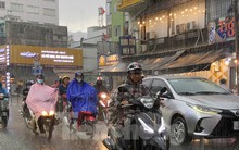 Mưa dữ dội bất ngờ giữa ngày nắng gắt ở TPHCM