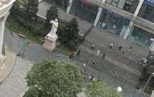 Người đàn ông rơi từ tầng cao chung cư ở Hà Nội xuống đất tử vong: Camera ghi lại được gì?