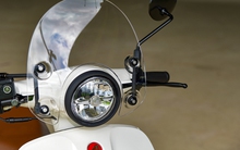 Ở Việt Nam có 2 mẫu xe tay ga vừa ra mắt: Một mẫu ăn xăng 1,9L/100km, một mẫu khỏe gấp 3 lần Vision