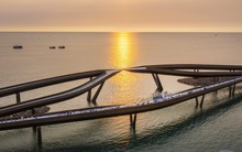 1 cây cầu của Việt Nam được báo Mỹ ca ngợi hết lời: Dài 800m, người xếp hàng dài để được check-in