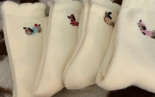 Giá rẻ "sập sàn" cũng đừng mua 4 loại tất này, "tất độc" đeo vào cực hại sức khỏe