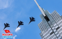 Dàn tiêm kích chao lượn giữa các cao ốc trung tâm TP.HCM, người dân hò reo theo từng tiếng vang rền
