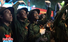 Trung tâm TP.HCM đã đổ mưa nhưng không khí vẫn rất rộn ràng với sự xuất hiện của các chiến sĩ diễu binh