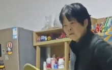 Cô bé nửa đêm nhờ cảnh sát tìm bà ngoại, nghe lý do, nhiều người "nổi da gà": Đồng cảm quá!