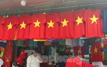 Người dân TPHCM nườm nượp đi mua áo, mũ, cờ đỏ sao vàng