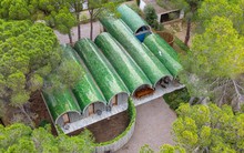 Mát mắt với ngôi nhà bê tông có mái vòm gốm xanh