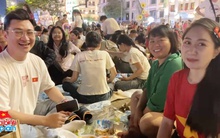 Giới trẻ rủ nhau mua bạt 10k/tấm, mang đồ ăn sẵn từ nhà để "cắm trại" chờ xem pháo hoa, trình diễn drone tối nay