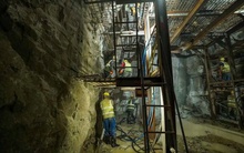 Công trường khoan sâu 773m dừng thi công khẩn cấp vì đụng trúng đá lấp lánh ánh bạc nặng 38kg, kho báu mới xuất hiện, công nghệ cao vào việc