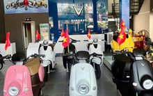 Khách mua xe máy điện VinFast liên tục 'trúng lớn': Sạc pin miễn phí 1 năm - mẫu thấp nhất giá chỉ còn 14,9 triệu đồng
