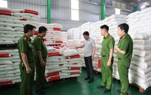 ẢNH: Khám xét khẩn cấp Công ty Famimoto Việt Nam, choáng với số lượng 40 tấn mì chính, 22 tấn hạt nêm giả