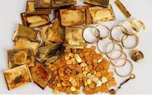 Một nhóm đi bộ trên núi vừa nhặt được hộp đựng 3,7 kg vàng