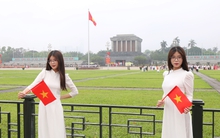 Dậy từ 4h để ghé thăm Lăng Bác trước ngày đại lễ 30/4: Tưởng là sớm, ai ngờ đã thấy "biển" người cũng đến cùng giờ!