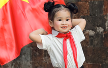 Bé gái gây sốt với bộ ảnh “Em bé Hà Nội” cực đáng yêu: Chỉ mới 2 tuổi đã nói song ngữ Anh - Việt, là con gái của 1 Á hậu nổi tiếng