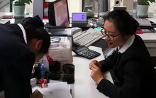 Cô gái vừa chuyển đi 3 tỷ đồng lập tức yêu cầu phong tỏa tài khoản người nhận, sự thật bất ngờ ở phía sau